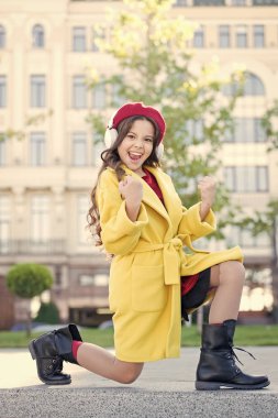 Müzik olumlu etkisi. Çocukluk ve gençlik müzik tadı. Küçük kız müzik dinleme keyfini en sevdiğim şarkı. Kız kulaklık kentsel arka plan ile. Kız çocuk Fransız tarzı kıyafet müzik keyfi