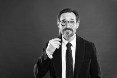 Takım elbiseli bir iş adamı. Sabah damat. İş erkek moda. bıyıklı acımasız beyaz hippi. İş kanepe. Olgun hippi sakallı. Sakallı adam. Güzellik ve moda. kopya alanı