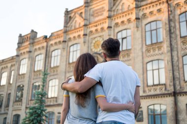Birlikte mutlu. Aşık çift eğleniyor. Şefkatli sarılma. Aşk, iki oyunun oynayabileceği ve her ikisinin de kazanabileceği bir oyundur. Çiftler birbirlerinin tadını çıkarırken dinlendirici. Hipster ve aşık güzel bir kadın. Aşık olmak