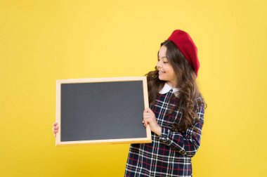 Seni bilgilendirir. Beklenmeyeni bekle. Çocuk promosyon bilgi panosu. Bilgi için yer. Kız boş tahta tutuyor. Reklam ürün kopyalama alanı. Okul konseptine geri dönelim. Okul bilgileri