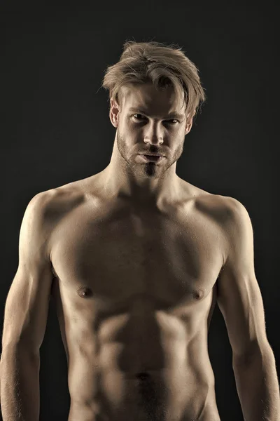 Hombre atleta con torso en forma. Culturista con pecho y vientre sexy. El deportista muestra seis músculos abdominales. Entrenamiento y actividad de entrenamiento en el gimnasio. Cuidado corporal deportivo y concepto de fitness, filtro vintage — Foto de Stock