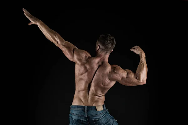 Bijdragen aan het welzijn door middel van lichaamstraining. Gespierde sportman na spiertraining achteraanzicht op zwarte achtergrond. Atletische training. Fysieke trainingsactiviteit, vintage filter — Stockfoto