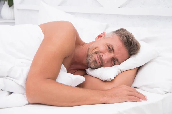 Descanso perfecto. Bella durmiente. Un hombre guapo yacía en la cama. Duerme lo suficiente cada noche. Consejos para dormir mejor. Hombre barbudo durmiendo cara relajante en la almohada. Agradable concepto de relajación — Foto de Stock