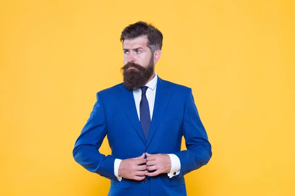 Empreendedor motivado sério. Empresários. Desafie tudo. Homem de negócios confiante e bonito barbudo num fato formal. Conceito de empresário. Empresário bem sucedido aparência bem tratada — Fotografia de Stock