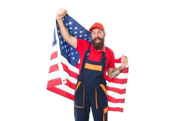 Aanvraag voor werk Visa USA. Man bebaarde laborer houden Amerikaanse vlag. Reparatie en renovatie. Reparatietips. Guy werknemer in harde hoed. Bouwer reguliere werknemer. Snel herstellen. Dag van de arbeid. Vacature verplaatsing in het buitenland — Stockfoto