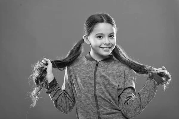 Как лечить вьющиеся волосы. Легкие советы по созданию прически для детей. Удобная прическа для активного образа жизни. Прекрасная красавица. Девочка активный ребенок с длинными великолепными волосами. Сильная и здоровая концепция волос — стоковое фото