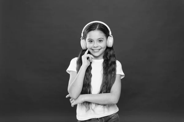 Perfecta experiencia de sonido. Lindo fan de la música. Niña escuchando música. Niña usando auriculares estéreo. Los niños pequeños disfrutan de la música jugando en los auriculares. Ideal para el entretenimiento, así como el estudio — Foto de Stock