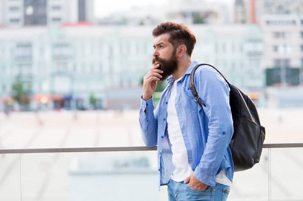 Concept de voyage. Touriste en vacances. Hipster moderne fond urbain touristique. Je cherche des aventures. Touristique beau sac à dos hipster réfléchi. Homme avec barbe et sac à dos explorer la ville — Photo