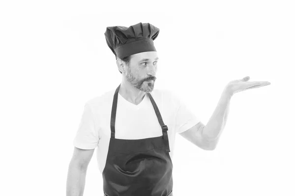 Koken als professionele bezetting. Uniform voor het koken. Chef-kok in het restaurant. Koken is mijn hobby. Leren koken. Welkom in mijn keuken. Culinaire inspiratie. Volwassen knappe man witte achtergrond — Stockfoto