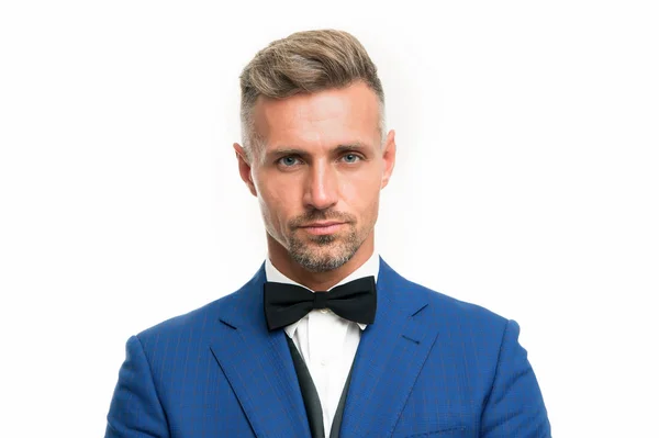 Traje de boda. Caballero barbero de estilo moderno. Concepto de peluquería. Barba y bigote. Chico bien arreglado guapo barbudo macho usar esmoquin azul. Barbería oferta gama de paquetes para el novio — Foto de Stock