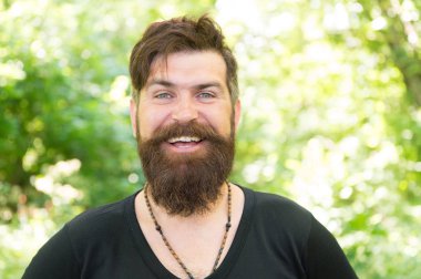 Yaz sıcağı sezonu konsepti. Vahşi doğa. Adam sakallı hipster parlak yeşillik arka plan. Adam yaz ormanında rahatla. Sakallı ve bıyıklı yakışıklı adam yaz tatili. Ormanların vahşeti kavramı