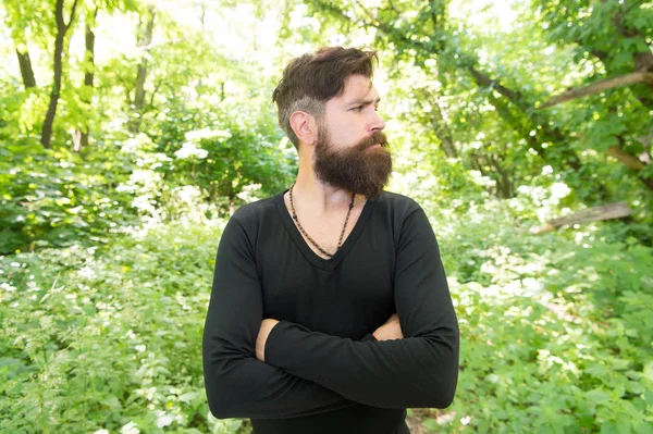 Naturaleza salvaje. Hombre barbudo hipster brillante follaje fondo. Relájate en el bosque. Explorando la naturaleza. Hombre guapo con barba y bigote en la naturaleza. Brutalidad del concepto de las selvas. Temporada de calor de verano — Foto de Stock