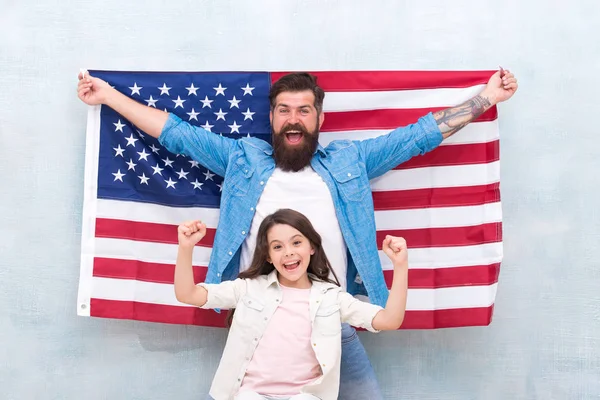 Július 4. Függetlenség napja munkaszüneti nap. Az amerikaiak a függetlenség napját ünneplik. Apa és lánya amerikai zászló. Hazafias család. A függetlenség napja egy lehetőség a családtagok számára, hogy újra egyesüljenek és lazítsanak. — Stock Fotó