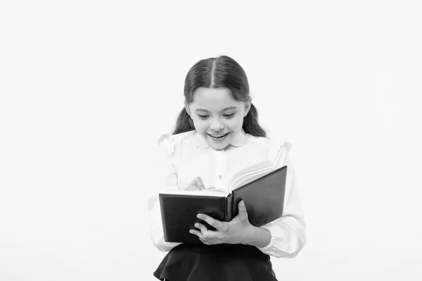 Torniamo a scuola. Felicità infantile. Ragazzina felice in uniforme scolastica. bambina piccola. insegnamento privato. Una studentessa intelligente. giorno dei bambini. Educazione online. Ha il libro di cui ha bisogno. — Foto Stock
