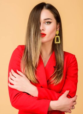 Modaya uygun mücevherler. Kusursuz makyaj ve mükemmel takı. Kadın göz alıcı küpeler takar. Moda trendi. Kuyumcu dükkanı. Altın takı küpe gösteren kız modeli uzun saç. Pahalı aksesuar