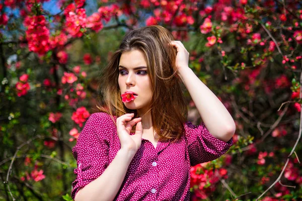 Jolie femme soin de la peau. Fille harmonie avec la nature. Environnement naturel cosmétiques biologiques. Baume à lèvres. Fille avec des fleurs dans la bouche. Rouge à lèvres rouge. Concept de cosmétiques naturels. Maquillage soin de la peau. Beauté naturelle — Photo