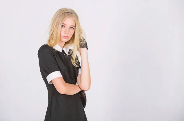 Винтажная концепция моды. Девушка блондинка носить элегантное черное платье. Формальная форма элитного колледжа или горничной. Винтажная модель. Элегантность и простота. Модная форма. Винтажный и ретро стиль — стоковое фото