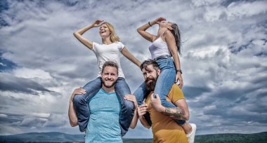 Büyük eğleniyor. Seven çiftler eğlenceli tadını çıkarın. Mutlu erkek arkadaşlarını piggybacking. Eğleniyor çiftler sevgi dolu aktiviteler açık. Bulutlu gökyüzü gülümseyen aşık oynak çiftler