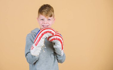ABD bağımsızlık günü. Boks eldivenli mutlu çocuk sporcu. Fitness diyeti. enerji sağlığı. küçük çocuk boksör egzersiz. nakavt yumruklama. Çekirdek kaslarını çalıştırıyorum. Spor başarısı. spor giyim moda
