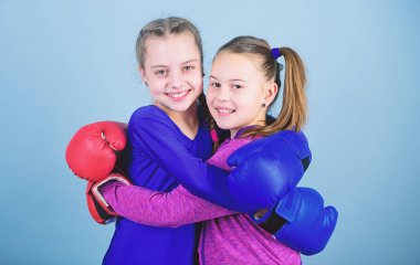 Mutlu çocuklar sporcu boks eldiven. Spor başarı. Dostluk. Fitness. enerji sağlık. küçük kızlar boksör spor egzersiz. Delme nakavt. Çocukluk etkinlik. Savaşmaya hazırım