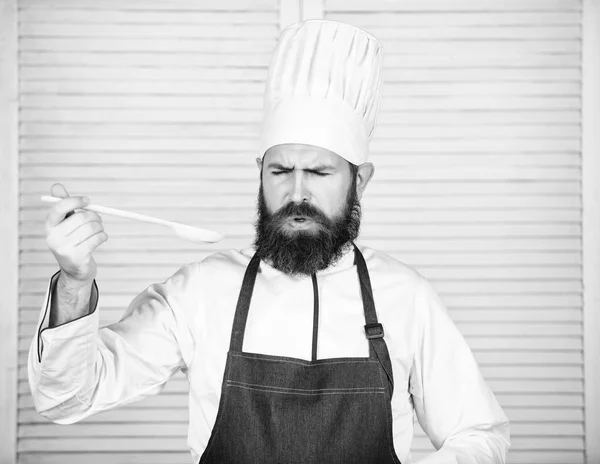 Mat estetik. Skäggig man laga mat i köket, kulinariska. Bantning och ekologisk mat, vitamin. Kocken mannen i hatten. Hemlig smak recept. Hälsosam mat matlagning. Vegetarisk. Mogen kock med skägg — Stockfoto