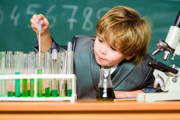 Σχολική εκπαίδευση. Εξερευνήστε τα βιολογικά μόρια. Παιδί μεγαλοφυής. Αγόρι κοντά στο μικροσκόπιο και δοκιμαστικούς σωλήνες στη σχολική τάξη. Τεχνολογία και επιστημονική αντίληψη. Παιδί μελέτη βιολογία και χημεία στο σχολείο — Φωτογραφία Αρχείου