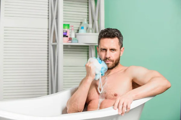 Concept d'hygiène. Bain ont une humeur plus effet que l'exercice physique. Homme barbu hipster utiliser éponge nettoyage de la peau. L'hygiène personnelle. Prenez soin de l'hygiène. Le toilettage personnel nettoie les parties du corps — Photo