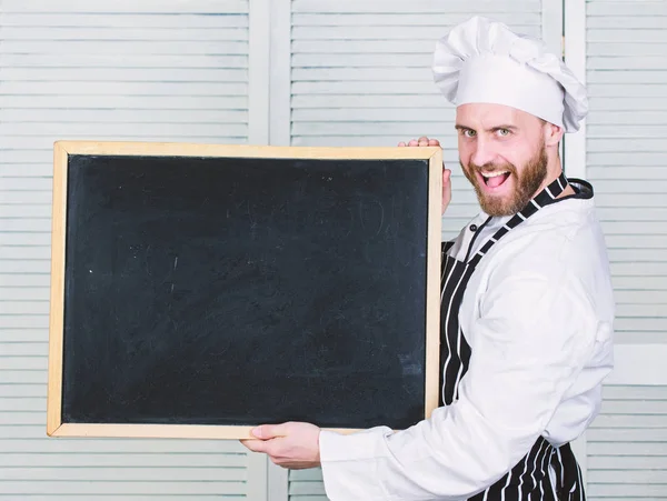 Cvičme profesionální kuchaři. Muž, který drží prázdnou tabuli. Mistr kuchařka dává hodiny vaření. Hlavní kuchařka vyučující v kuchařské škole. Vzdělávání při vaření a přípravě potravin, místo kopírování — Stock fotografie