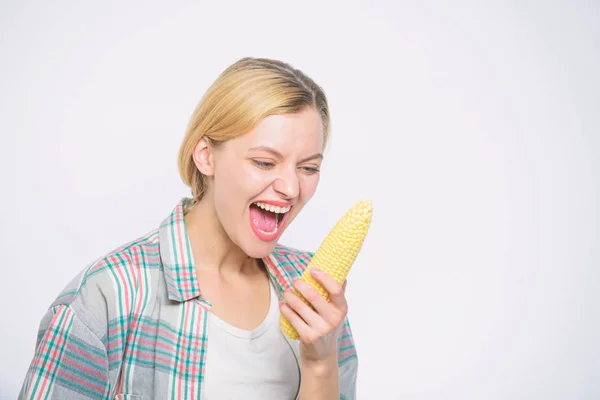 Dientes sanos. agricultura y cultivo. Agropecuaria, campesina con maíz. cultivo de maíz. vitaminas y alimentos dietéticos. Mujer feliz comiendo maíz. cosecha de vegetales. La agricultura es nuestra búsqueda más sabia — Foto de Stock