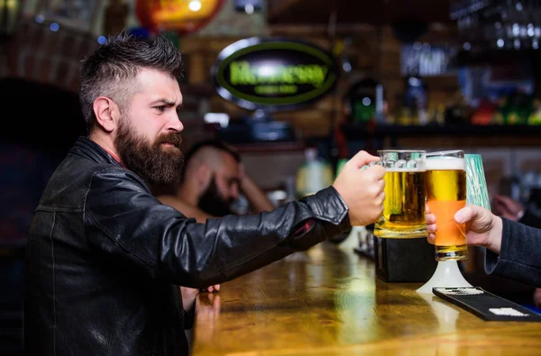 Um conceito de saúde. Homens hipster segurar canecas cheias de cerveja saborosa fria no bar. Sexta-feira tradição de lazer. Canecas de cerveja no balcão do bar desfocado fundo. Óculos com cerveja fresca lager draft com espuma — Fotografia de Stock