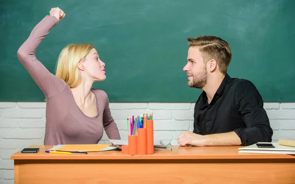 Violence and bullying. Communication between group mates. Friendship and relations. Compromise solution. College relations. Relations classmates. Students communicate classroom chalkboard background — Stock Photo, Image