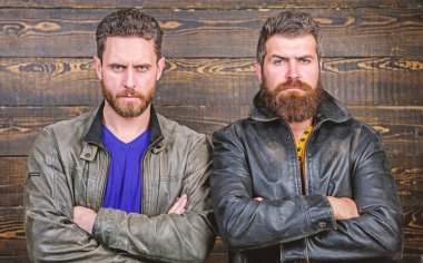 Vahşet güven ve erkeklik arası bağlantı. Erkekler acımasız sakallı hipster. Erkeklik sızdır. Kendine güvenen rakipler katı bakış. Erkeklik kavramı. Erkeklik özellikleri. Gerçek adam öfke