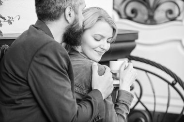 Onun için hep orada. Sabah kahve. İlk kız ve olgun adam tanışın. Çift romantik tarihte aşık. kadın ve sakallı kafede rahatlayın. Acımasız sakallı hippi kız kahve içip