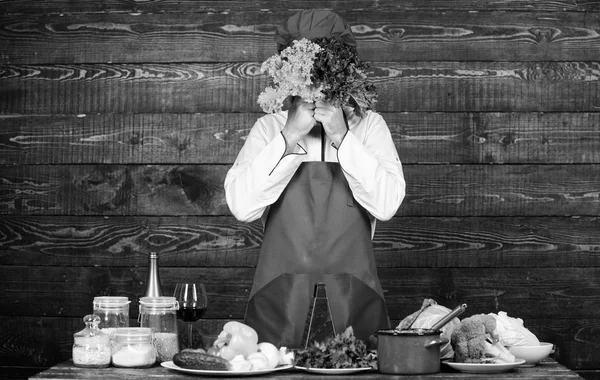 Comida saudável e vegetariana. Chef profissional em uniforme de cozinheiro. Dieta com alimentos orgânicos. Legumes frescos. Vitamina. homem usar utensílios de cozinha. Homem a cozinhar na cozinha. Comida saudável é uma vida saudável — Fotografia de Stock