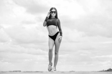 Eğitim. hiçbir selülit ve yağ ile mükemmel bir vücut. Özgürlük. iç çamaşırı ve güneş gözlüğü açık şehvetli kız. spor ve fitness. Gök -yüzü. uygun vücut ile seksi kadın. yaz moda güzellik. eğitim süresi