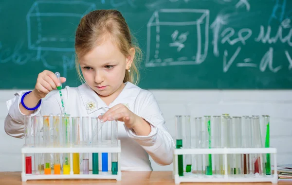 학교 교육. 흥미로운 접근 법을 배울 수 있습니다. 아이는 실험을 좋아합니다. 탐색 및 조사. 학교 수업. 소녀 귀여운 동공 놀이 와 시험관 과 다채로운 액체 학교 화학 실험 — 스톡 사진