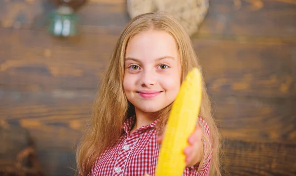 Η ιδέα του φεστιβάλ συγκομιδής. Κορίτσι στην αγορά αγροκτήματος με βιολογικά λαχανικά. Το μικρό κοριτσάκι απολαμβάνει τη ζωή στη φάρμα. Βιολογική κηπουρική. Καλλιεργείτε το δικό σας βιολογικό φαγητό. Παιδί αγρότης με τη συγκομιδή ξύλινο φόντο — Φωτογραφία Αρχείου