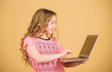 İnternette sörf yapıyorum. Kendi blogunu geliştirin. Kişisel blog. Sosyal ağlar ve blog. Bilgi kaynağı. Bloglama kavramı. Dizüstü bilgisayarı olan bir kız. Pc kullanarak küçük çocuk. Dijital teknoloji. Yaşam online