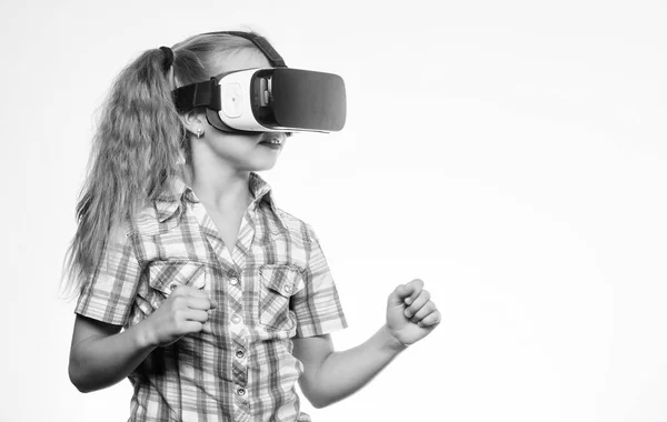 Conceito de realidade virtual. Kid explorar tecnologia moderna realidade virtual. Educação virtual para alunos da escola. Menina bonito criança com cabeça montada exposição no fundo branco. Obtenha experiência virtual — Fotografia de Stock