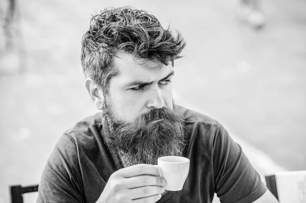 Kafede sakallı adam. Sakal saç kahve içme ile Olgun hipster. Sabah kahvaltısı. acımasız erkek sabah ferahlık ihtiyacı var. Espresso kahve iç. Taze kahve maceraya devam etmek — Stok fotoğraf