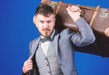 iş gezisi retro çanta. vintage çanta ile şık esthete. sakallı adam resmi elbiseli. kum torbası. Olgun yolcu. papyon işadamı. Yeni iş gezisi için hazır. Şık yakışıklı adam