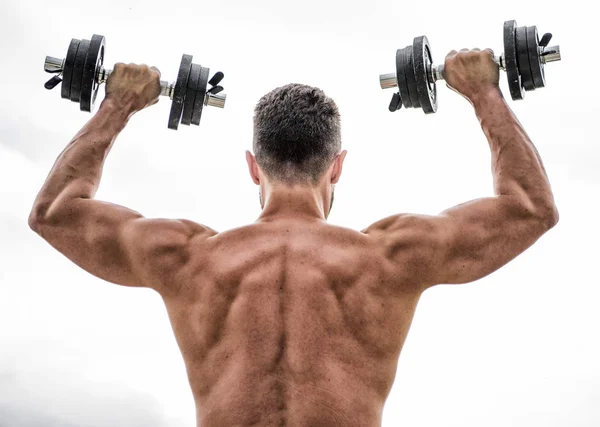 Homem de costas musculoso exercitando-se de manhã com barbell. equipamento de fitness e desporto. homem desportista levantamento de peso. esteróides. corpo atlético. Ginásio de halteres. encaixar o seu corpo e perder peso — Fotografia de Stock