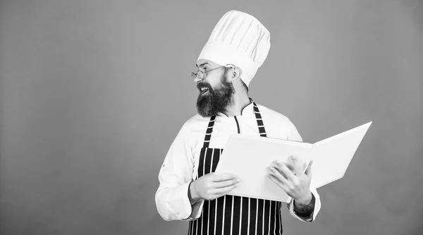 Zo vrolijk. Bebaarde man koken in de keuken, culinaire. Gezond eten koken. Dieting en biologische voeding, vitamine. Kopieer ruimte. Vegetarisch. Volwassen chef-kok met baard. Chef-kok man in hat. Geheime smaak recept — Stockfoto