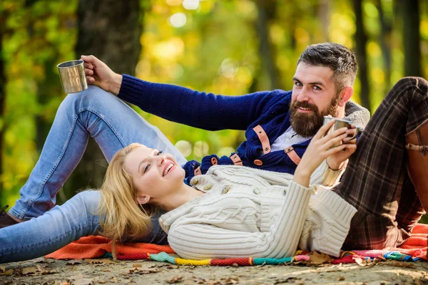 Romantikus piknik erdő. Pár szerelmes turisták pihentető piknik takaró. Hétvégi nyaralásra piknik és túrázás. A turizmus fogalma. Piknik idő. Boldog szerető pár pihentető Park együtt — Stock Fotó