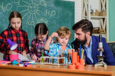Okul kimya laboratuvarı. Okula geri dön. Bilim ve eğitim. Kimya laboratuvarı. mutlu çocuk öğretmen. Laboratuvar Araştırması - Kimyasal test için bilimsel proje. Eğitime yoğunlaşmış