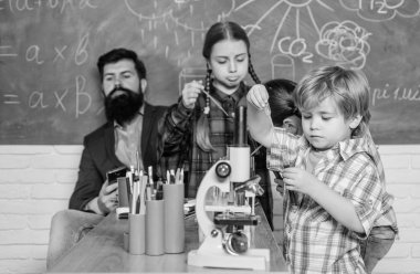 Öğrenci ilkokulda mikroskoptan bakıyor. Laboratuvarda kimyasallarla ya da mikroskopla deney yapmak. Mutlu çocuk öğretmenim. Okula dönüyorum. Biyoloji okulu laboratuvar ekipmanları