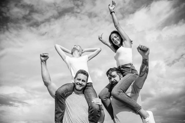 Semester och hobby. Besöka berömda festivalen under semester. Rock musikfestival. Känn frihet. Dansande par. Vänner att ha kul sommar Öppet lufta festivalen. Män och kvinnor njuta musikfestival — Stockfoto