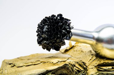 zenginlik ve zenginlik. lüks ve başarı. metalanmış antik dekor. floristics iş. Vintage. grunge güzellik beyaz izole. gümüş şişede siyah krizantem çiçeği. Davet için dekor