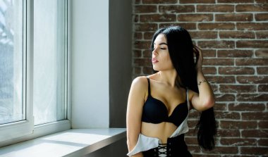 Tutkulu gizemli aşık. Sabah güneşışığının tadını çıkarıyorum. Şehvetli kız seksi göğüsler pencere kenarında rahatlatıcı. Çekici kadın iç çamaşırı sadece evde rahatlatıcı. Rol oyunları hayranıyım. Güzelliğinin tadını çıkarıyor