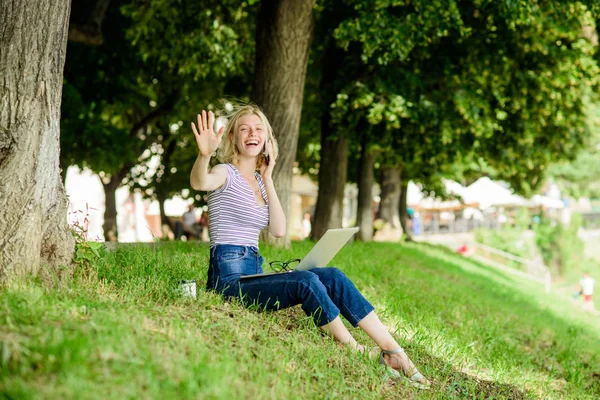 Přenosný počítač s holkou venku. Účinnost a produktivita. Zaměstnanci pracují venku. Exteriér vystavuje pracovníky na čerstvý vzduch a environmentální variace, které dělají šťastnou a zdravou fyzickou emoční úroveň — Stock fotografie